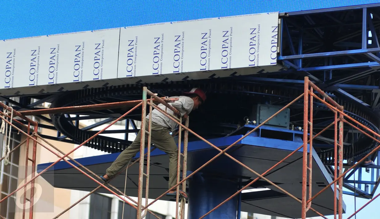 Pekerja saat memasang billboard LED di kawasan Senayan, Jakarta, Selasa (29/12). Gubernur DKI Jakarta, Basuki Tjahaja Purnama berharap gedung-gedung bertingkat menggunakan LED untuk beriklan. (Liputan6.com/Yoppy Renato)