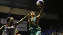 Pebasket putri Surabaya Fever, Marlina Herawan (kanan) melompat mencoba memasukkan bola ke jala Sahabat Wisma Sehati Semarang di final WNBL Championship 2015 yang berlangsung di Hall A Senayan, Jakarta, Jumat (8/5/2015). (Liputan6.com/Helmi Fithriansyah)