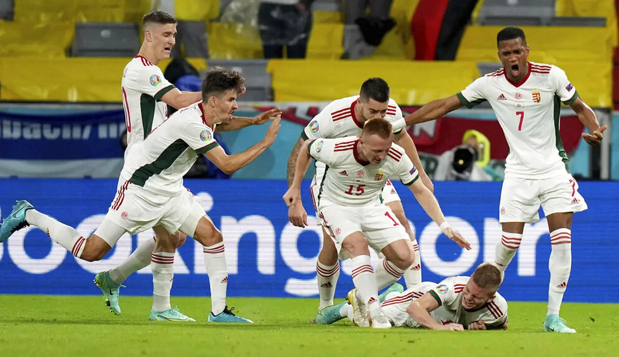 Pemain Hungaria melakukan selebrasi usai mencetak gol ke gawang Jerman pada pertandingan Grup F Euro 2020 di Allianz Arena, Munich, Jerman, Rabu (23/6/2021). Pertandingan berakhir imbang 2-2. (AP Photo/Matthias Schrader, Pool)