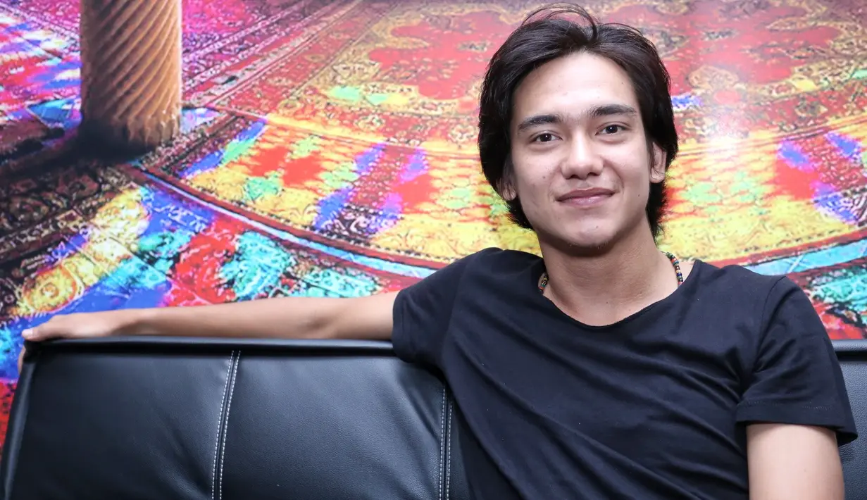 Pemeran Adipati Dolken mengaku sedang mengejar setoran. Sudah empat tahun terakhir, Adipati menjalani syuting saat lebaran. Hal itu guna mewujudkan impiannya memiliki rumah idaman. (Adrian Putra/Bintang.com)