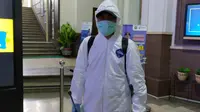 Petugas Satgas Covid-19 Kota Malang bersiap menyemprotkan disinfektan. Kasus virus corona baru ini tersebar rata di wilayah Malang Raya (Liputan6.com/Zainul Arifin)