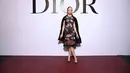 Anya Taylor juga turut hadir di show ini, mengenakan koleksi Dior Pre Fall 2022. Black wool coat dengan emboridered tulle dress yang berwarna-warni. Foto: Document/Dior.