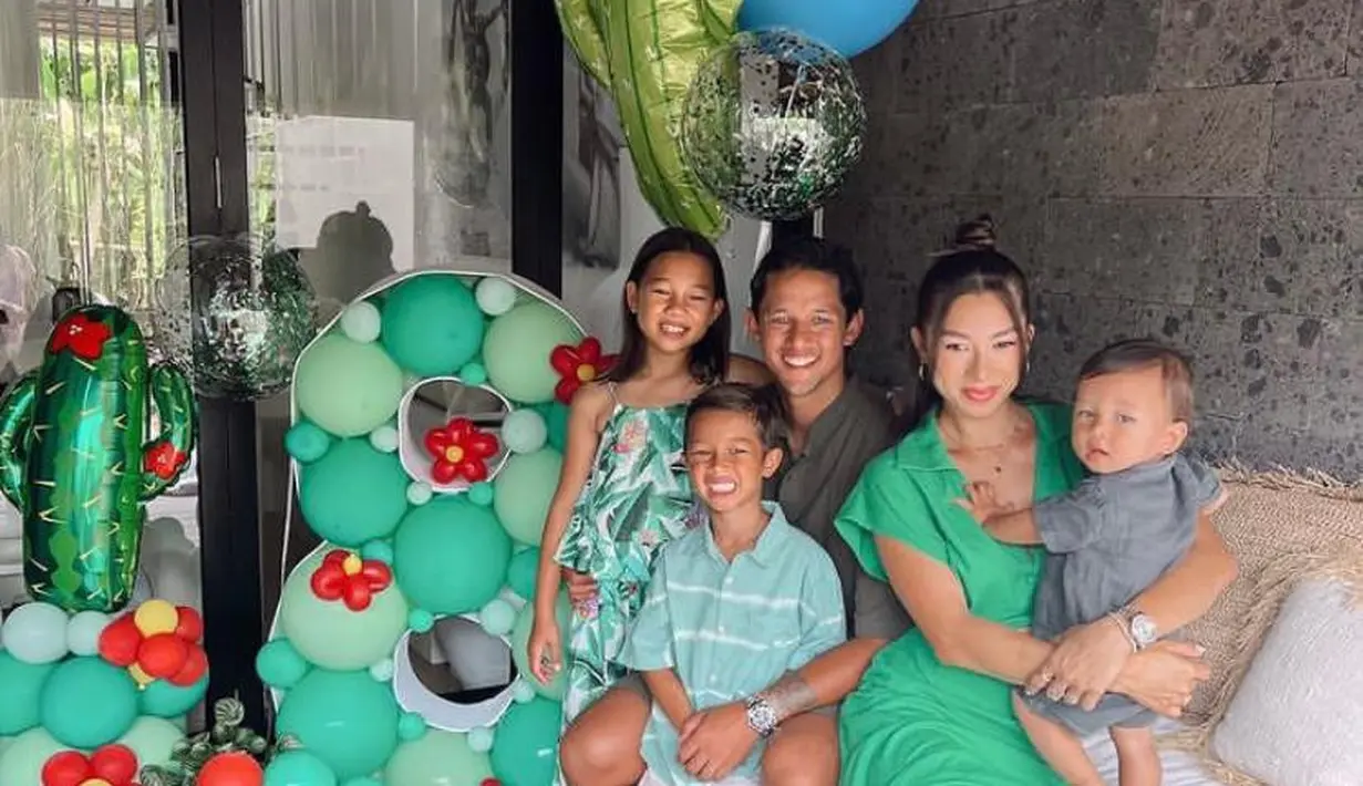Enggak harus pakai outfit yang sama, warna yang senada juga memberikan kesan kompak pada keluarga kecil kamu. Seperti potret keluarga Irfan kala merayakan ulang tahun Kenji ini. (Instagram/jenniferbachdim).