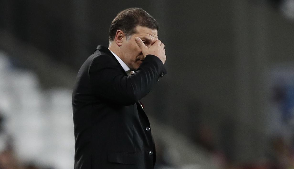 Ekspresi pelatih West Ham, Slaven Bilic saat menyaksikan timnya melawan Liverpool pada lanjutan Premier League di London Stadium, London, (4/11/2017). Liverpool menang 4-1. (AP/Kirsty Wigglesworth)