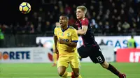 Bek Juventus, Alex Sandro, mengejar bola saat melawan Cagliari pada laga Serie A Italia di Stadion Sardegna, Cagliari, Sabtu (6/1/2018). Cagliari kalah 0-1 dari Juventus. (AFP/Miguel Medina)