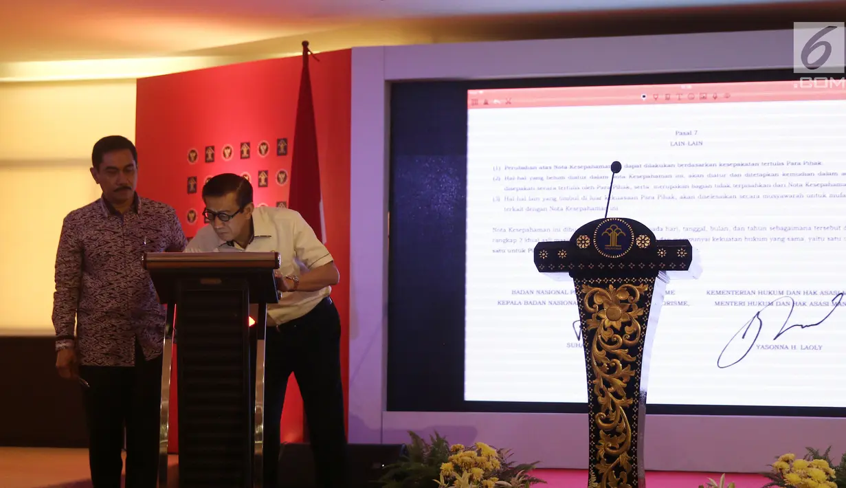 Kepala BNPT Suhardi Alius menyaksikan Menkumham Yasonna Laoly saat menandatangani kerja sama di gedung Kemenkumham, Jakarta, Kamis (31/5). Kerja sama tersebut terkait dengan penanggulangan tindak pidana terorisme. (Liputan6.com/Herman Zakharia)
