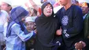 Istri Uje terus menangis di pinggir pusara Almarhum Ustadz Jefry (Liputan6.com/ Faisal R Syam)