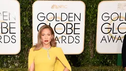 Aktris dan penyanyi Jennifer Lopez saat menghadiri ajang bergengsi Golden Globe Awards 2016 di Beverly Hilton Hotel, California, Minggu (10/1). J-Lo tampil cantik dengan tatanan rambut yang dibiarkan terurai rapi.  (Jason Merritt/Getty Images/AFP)