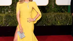 Aktris dan penyanyi Jennifer Lopez saat menghadiri ajang bergengsi Golden Globe Awards 2016 di Beverly Hilton Hotel, California, Minggu (10/1). J-Lo tampil cantik dengan tatanan rambut yang dibiarkan terurai rapi.  (Jason Merritt/Getty Images/AFP)