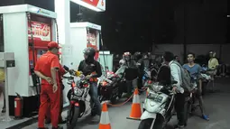 Di SPBU Cikini, puluhan kendaraan bermotor mengantre panjang untuk mendapat BBM dengan harga yang belum dinaikkan, Jakarta, Senin (17/11/2014). (Liputan6.com/Herman Zakharia) 