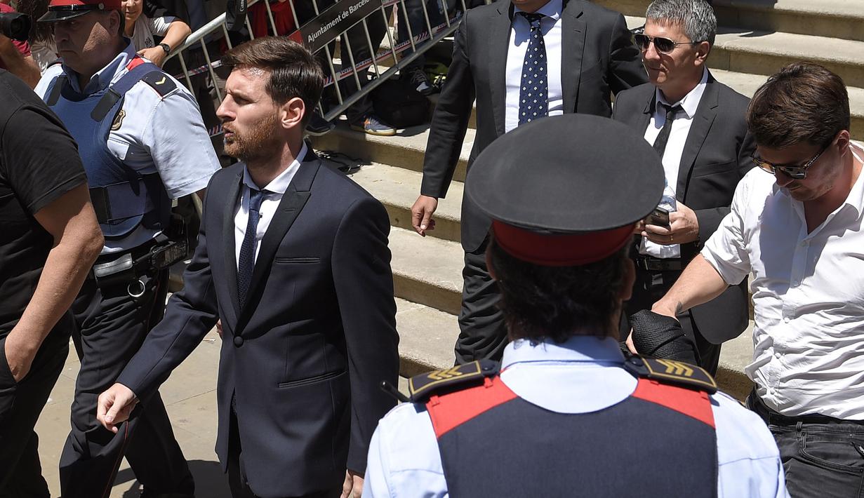 Lionel Messi berjalan dengan santai usai mengikuti sidang kasus pajak yang dituduhkan kepadanya bersama Jorge Messi di Kantor Pengadilan Barcelona, (2/6/2016). (AFP/Lluis Gene)