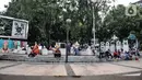 Warga menikmati sore hari di depan gerbang masuk Monumen Nasional (Monas), Jakarta, Minggu (15/11/2020). Meski masih ditutup untuk umum sejak awal pandemi Covid-19, kawasan Monas tetap ramai dikunjungi warga untuk sekadar mengisi akhir pekan. (merdeka.com/Iqbal S Nugroho)