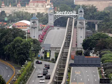 Terlihat dari Bay Hotel, iring-iringan mobil yang membawa pemimpin Korea Utara, Kim Jong-un memasuki Pulau Sentosa di Singapura, Selasa (12/6). Kim dan Presiden AS Donald Trump akan bertemu dalam KTT Korea Utara-AS di Hotel Capella. (AP/Wong Maye-E)