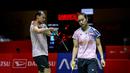 Ekspresi kecewa pebulu tangkis ganda campuran Indonesia, Rinov Rivaldy/Lisa Ayu Kusumawati setelah gagal mengembalikan kok ke arah pasangan Jepang, Hiroki Midorikawa/Natsu Saito dalam laga semifinal Indonesia Masters 2025 di Istora Senayan, Jakarta, Sabtu (25/01/2025). (Bola.com/Bagaskara Lazuardi)