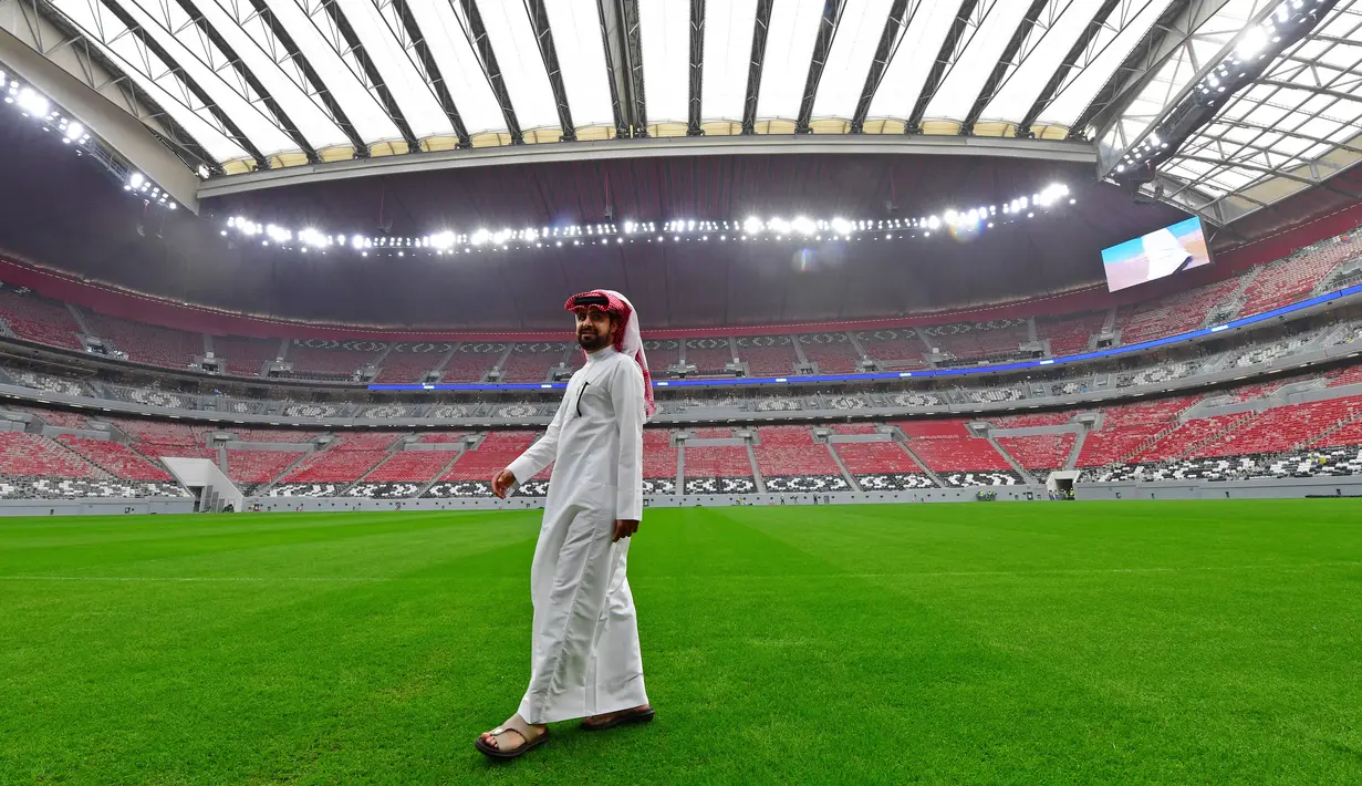 <p>Stadion Al Bayt adalah veneu terbesar kedua yang akan digunakan pada Piala Dunia 2022. Al Bayt memiliki sistem atap yang bisa ditarik dan membuat Al Bayt menjadi satu-satunya stadion indoor di Piala Dunia 2022 yang dilengkapi dengan sistem pendingin internal. (AFP/Giuseppe Cacace)</p>