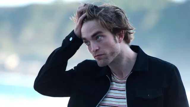 Gaya Robert Pattinson Saat Hadiri Festival Film San Sebastian