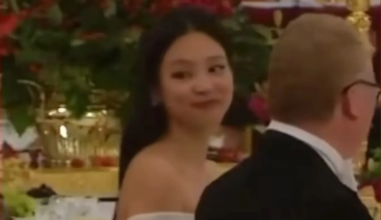 Rambut panjang hitamnya pun dibiarkan terurai belah tengah tanpa poni. Membuat tampilannya semakin elegan. [Capture KTV]