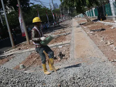 Pekerja menyelesaikan pembuatan trotoar di kawasan Senayan, Jakarta, Senin (28/8). Pembuatan trotoar dilakukan dalam rangka menyambut event Asian Games 2018 mendatang yang akan digelar di Jakarta dan Palembang. (Liputan6.com/Immanuel Antonius)