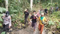 Proses evakuasi jasad petani kopi yang tewas diterkam harimau di Kecamatan Batubrak, Lampung Barat. Foto : (Istimewa).