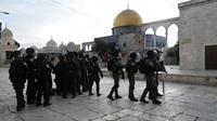Polisi Israel dikerahkan saat bentrok dengan pengunjuk rasa Palestina di Kompleks Masjid Al Aqsa, Yerusalem, Jumat (22/4/2022). Polisi Israel dan pemuda Palestina kembali bentrok di Kompleks Masjid Al Aqsa. (AP Photo/Mahmoud Illean)