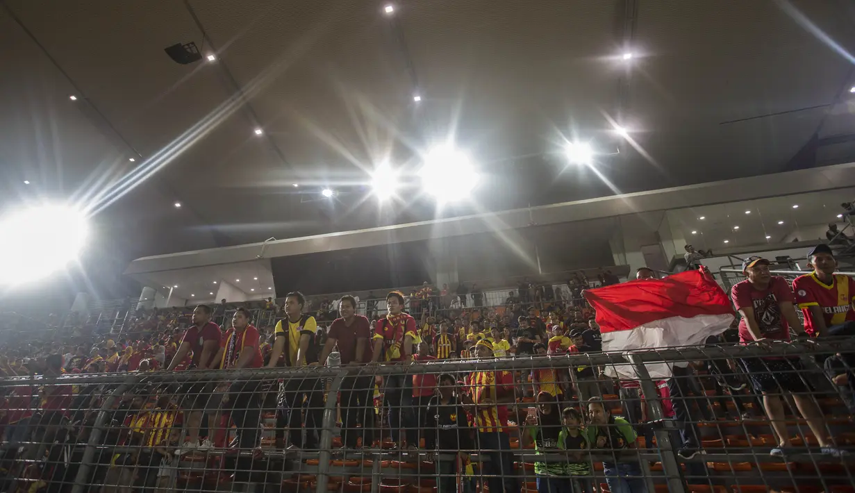Suporter Selangor FA mengibarkan bendera Indonesia saat melawan Kuala Lumpur FA pada laga Liga Super Malaysia di Stadion Kuala Lumpur, Cheras, Minggu (4/2/2018). Kuala Lumpur FA kalah 0-2 dari Selangor FA. (Bola.com/Vitalis Yogi Trisna)