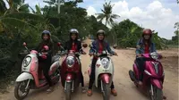 Moto Girl Tour,  layanan ojek plus pemandu wisata perempuan di Kamboja.  