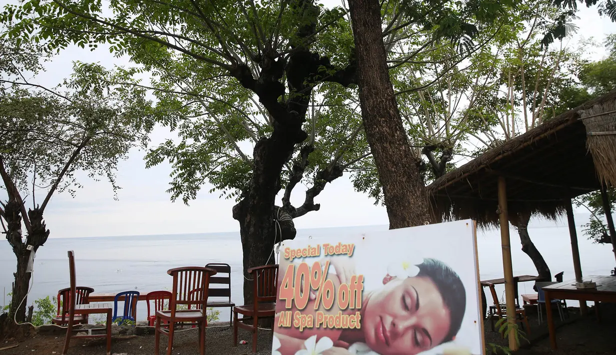 Salah satu tempat spa yang sepi pengunjung di kawasan wisata Pantai Amed, Bali, Selasa (5/12). Erupsi Gunung Agung membuat sektor pariwisata Pulau Dewata, terutama wilayah Amed sepi dari wisatawan lokal maupun mancanegara. (Liputan6.com/Immanuel Antonius)