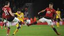Pemain Wolverhampton Wanderers, Joao Moutinho, melepaskan tendangan ke gawang Manchester United pada laga Piala FA 2019 di Stadion Molineux, Sabtu (16/3). Wolverhampton menang 2-1 atas Manchester United. (AP/Rui Vieira)