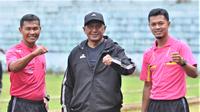 Pelatih Madura United, Rahmad Darmawan, berpose bersama wasit dalam sebuah pertandingan uji coba yang dijalani timnya di Kota Batu. (Bola.com/Iwan Setiawan)