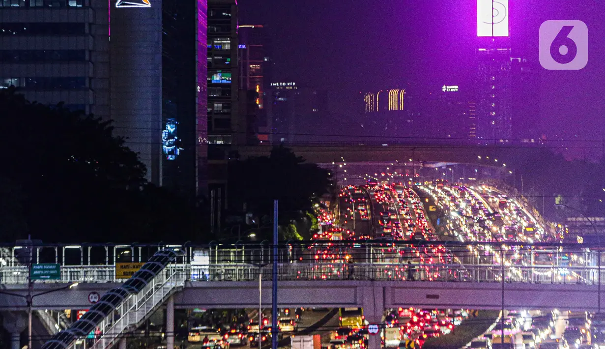 Diketahui, pengaturan jam kerja akan dilakukan dengan harapan mengurangi kepadatan lalu lintas dan kemacetan Ibu Kota hingga 50 persen. (Liputan6.com/Faizal Fanani)