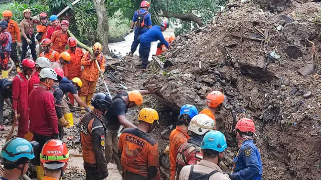 Pencarian empat korban longsor di Kampung Sinarsari, Kelurahan Empang, Kecamatan Bogor Selatan, Kota Bogor terkendala bongkahan batu dan beton.