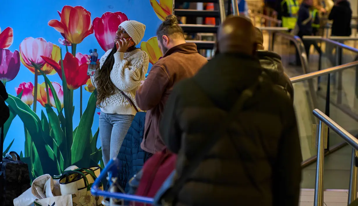 Maskapai nasional Belanda, KLM, telah membatalkan 600 penerbangan dari dan menuju Bandara Schiphol, Amsterdam. Tampak dalam foto, para pelancong yang terlantar mengantre di bandara Schiphol di Amsterdam, Belanda, Rabu 7 Januari 2026. (AP Photo/Peter Dejong)