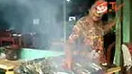 Lokasi wisata di Pantai Majene, Sulbar, tak hanya menawarkan keindahan semata. Daya pikat lain ditawarkan yakni jajanan kuliner ikan asap segar. 