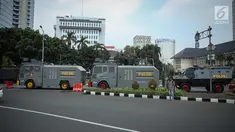 Petugas menyiapkan beberapa kendaraan taktis milik Brimob di sekitar area Patung Arjuna Wiwaha atau Patung Kuda, Jakarta, Jumat (28/7). Kendaraan taktis disiapkan untuk mengamankan aksi 287 yang digelar Presidium Alumni 212. (Liputan6.com/Faizal Fanani)