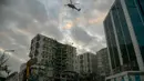 <p>Seorang anggota pasukan khusus mencoba mendaratkan helikopter di sebuah bangunan rusak yang diperkirakan berisi beberapa hewan di Diyarbakir, Turki tenggara (22/2/2023). Para pecinta hewan di kota Turki yang porak-poranda akibat gempa mematikan memprotes pada 22 Februari 2023, setelah pejabat berusaha menghancurkan bangunan rusak yang diduga berisi beberapa hewan, koresponden AFP melihat. (AFP/Ilyas Akengin)</p>