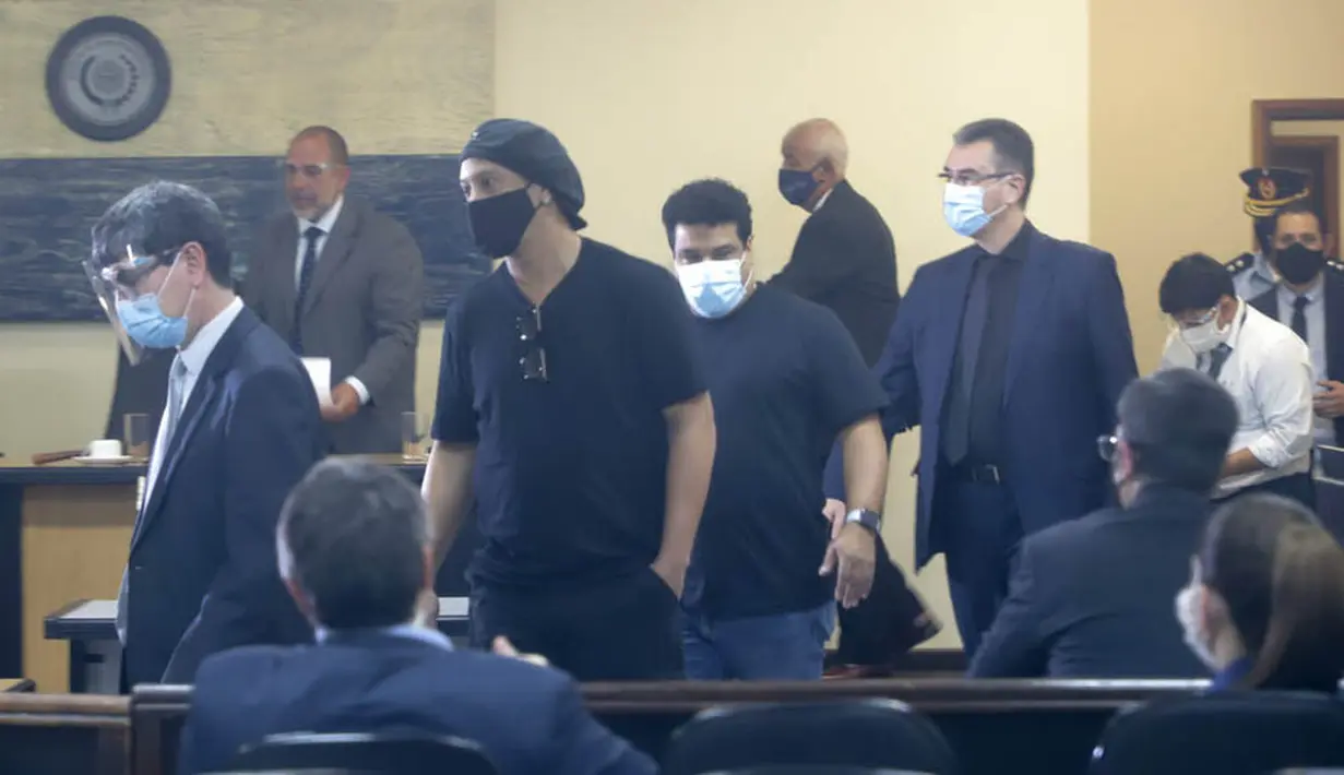 Berdasarkan ketentuan kesepakatan dengan penyelidik, Ronaldinho menyetujui membayar denda USD90 ribu (sekira Rp1,3 miliar) dan harus melapor ke hakim federal Brasil setiap tiga bulan selama dua tahun. (AP Photo/Marta Escurra)