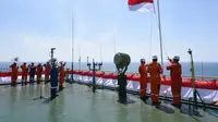 PT Pertamina International Shipping (PIS) memperingati hari kemerdekaan atau HUT ke-78 RI tahun ini dengan menggelar upacara dan pengibaran bendera di tengah lautan.