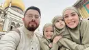 Influencer Hamidah beserta suami dan anaknya merayakan Idul Adha di Singapore. Nampak Hamidah dan keduanya anak mengenakan busana warga hijau sage serasi. @hamidahrachmayanti