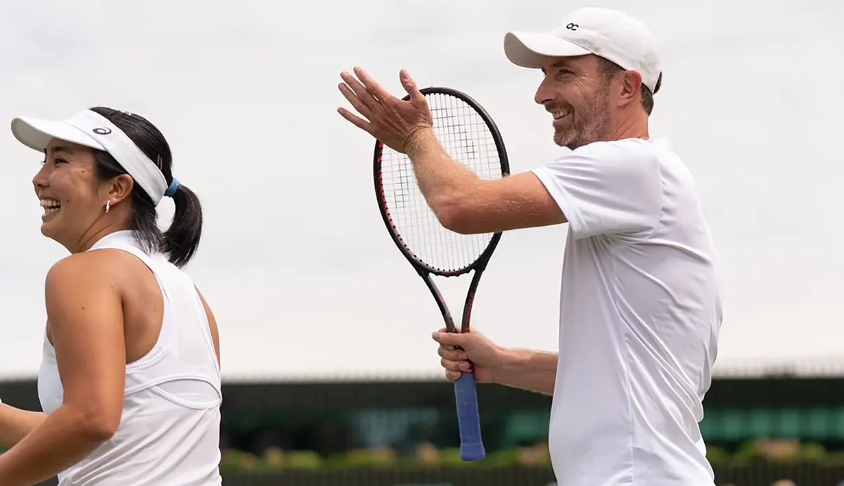 Selebrasi ganda campuran Aldila Sutjiadi/Matwe Middelkoop setelah mengalahkan pasangan Marta Kostyuk (Ukraina)/Marcelo Arevalo (El Salvador) pada laga perempatfinal turnamen tenis Grand Slam Wimbledon 2023 di All England Tennis Club, Wimbledon, Inggris, Selasa (11/7/2023). Aldila/Middelkoop menang dua set langsung 7-5, 7-6 (5). (www.instagram.com/dila11)