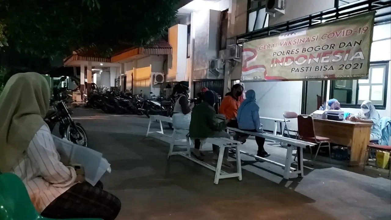 Polsek Cibinong Membuka Sentra Vaksinasi di Malam Hari