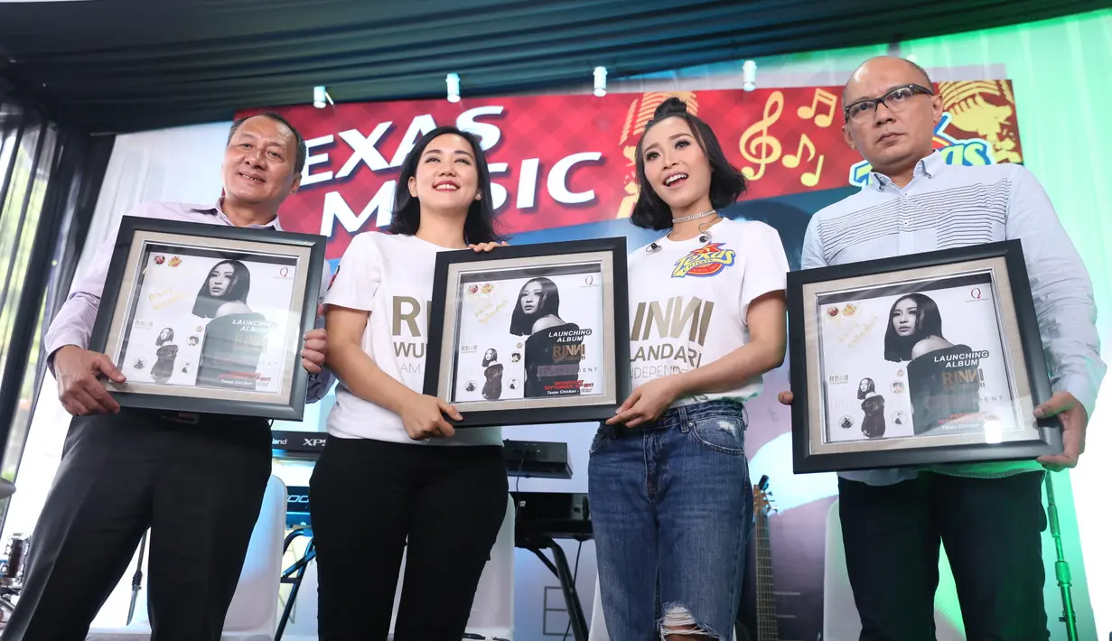 Rini Wulandari meluncurkan album bertajuk I Am Independent di kawasan Cikini, Jakarta, Rabu (20/9). Rinni menghadirkan 12 lagu best of the best lagu yang ia nyanyikan yang juga tergabung dalam Independent Part 1 dan 2. (Nurwahyunan/Bintang.com)
