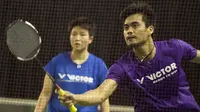 Tantowi Ahmad (kanan) dan Lilyana Natsir (kiri) berlatih jelang Kejuaraan Dunia BWF 2015 di Pelatnas Cipayung, Jakarta, Kamis (6/8/2015). Pasangan itu bertekad menjadi juara di Istora. (Bola.com/Vitalis Yogi Trisna