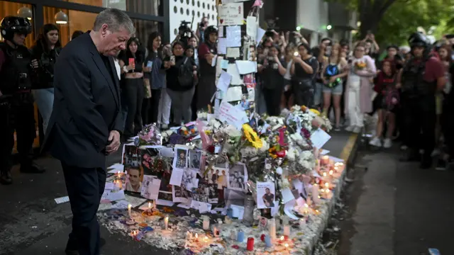 Ayah Liam Payne, Geoff Payne, mengunjungi hotel tempat kematian putranya di Argentina. (AP Photo/Mario De Fina)