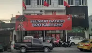 Jajaran pengurus DPD PSI Solo memasang spanduk 'Welcome Bro Kaesang' di Kantor DPD PSI Solo di Jalan Letjen TNI Suprapto, Sumber, Solo, Jumat (22/9).(Liputan6.com/Fajar Abrori)