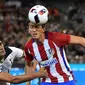 Pemain Atletico Madrid, Filipe Luis, berebut bola dengan pemain Tottenham Hotspur, Erik Lamela, pada laga International Champions Cup 2016 di Melbourne, Australia, (29/7/2016). (AFP/PaulCrock)