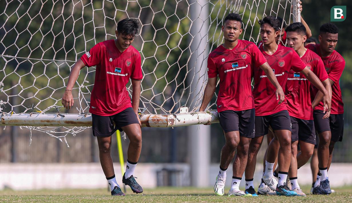 <p>Sejumlah pemain Timnas Indonesia U-24 mengangkat gawang saat latihan jelang Asian Games 2022 Hangzhou di Lapangan A, Kompleks Stadion Utama Gelora Bung Karno (SUGBK), Senayan, Jakarta, Jumat (15/09/2023). (Bola.com/Bagaskara Lazuardi)</p>