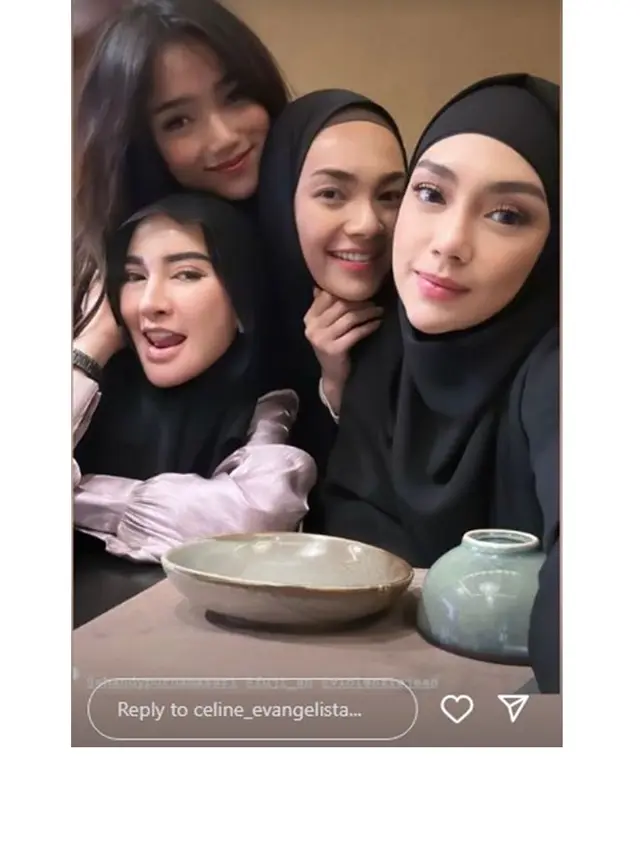 7 Potret Artis Datangi Rumah Duka untuk Tahlilan Stevie Agnecya, Tetap Tabah