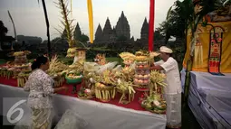 Umat hindu memasangkan sesaji untuk upacara Tawur agung kesanga di Candi Prambanan, Yogyakarta, Selasa (8/3/2016). Upacara di gelar untuk menyambut perayaan Nyepi tahun baru Saka 1938. (Liputan6.com/Boy Harjanto)