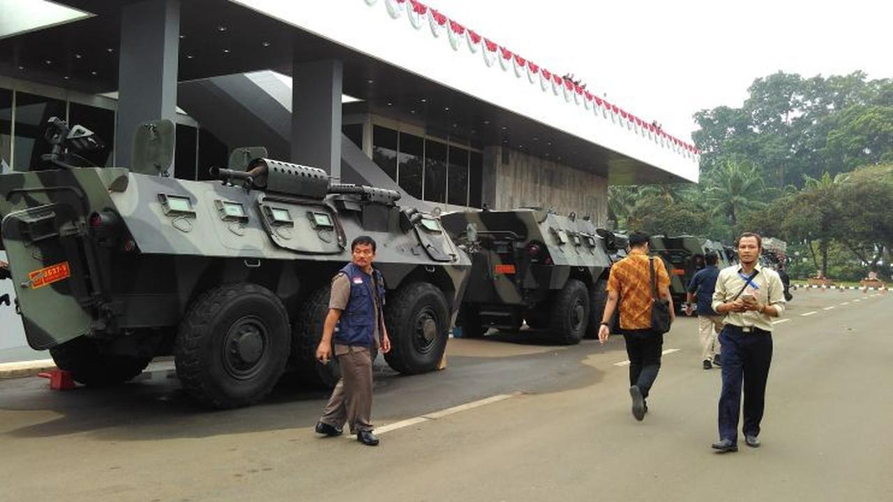 Mengawal pidato kenegaraan Presiden Jokowi, Paspampres mengerahkan empat unit tank yang sudah datang pada Senin, 15 Agustus malam. 