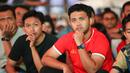 Fans Garuda tampak tegang pada saat nonton bareng pertandingan Timnas Indonesia vs China di Kompleks Stadion Utama Gelora Bung Karno (SUGBK), Senayan, Jakarta, Selasa (15/10/2024) malam WIB. (Bola.com/Abdul Aziz)